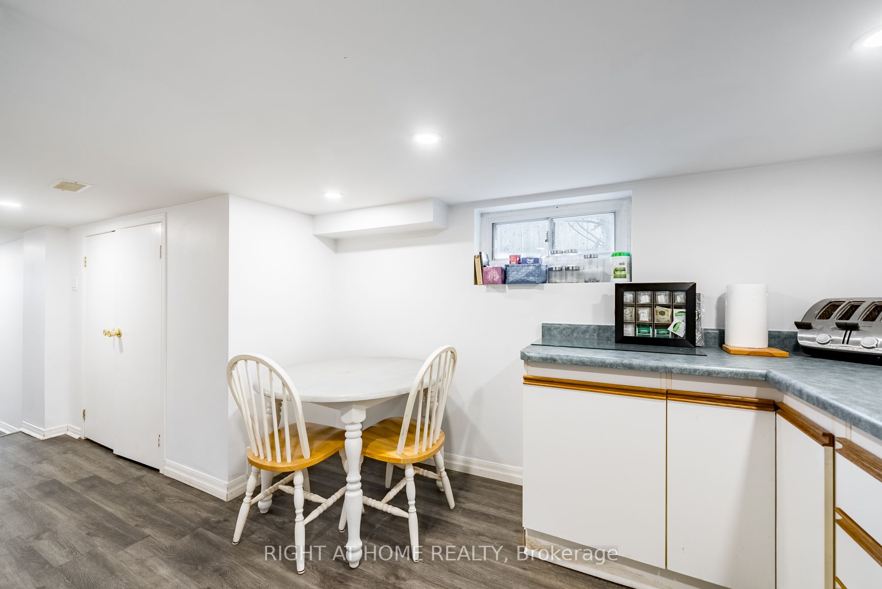 118 John St E