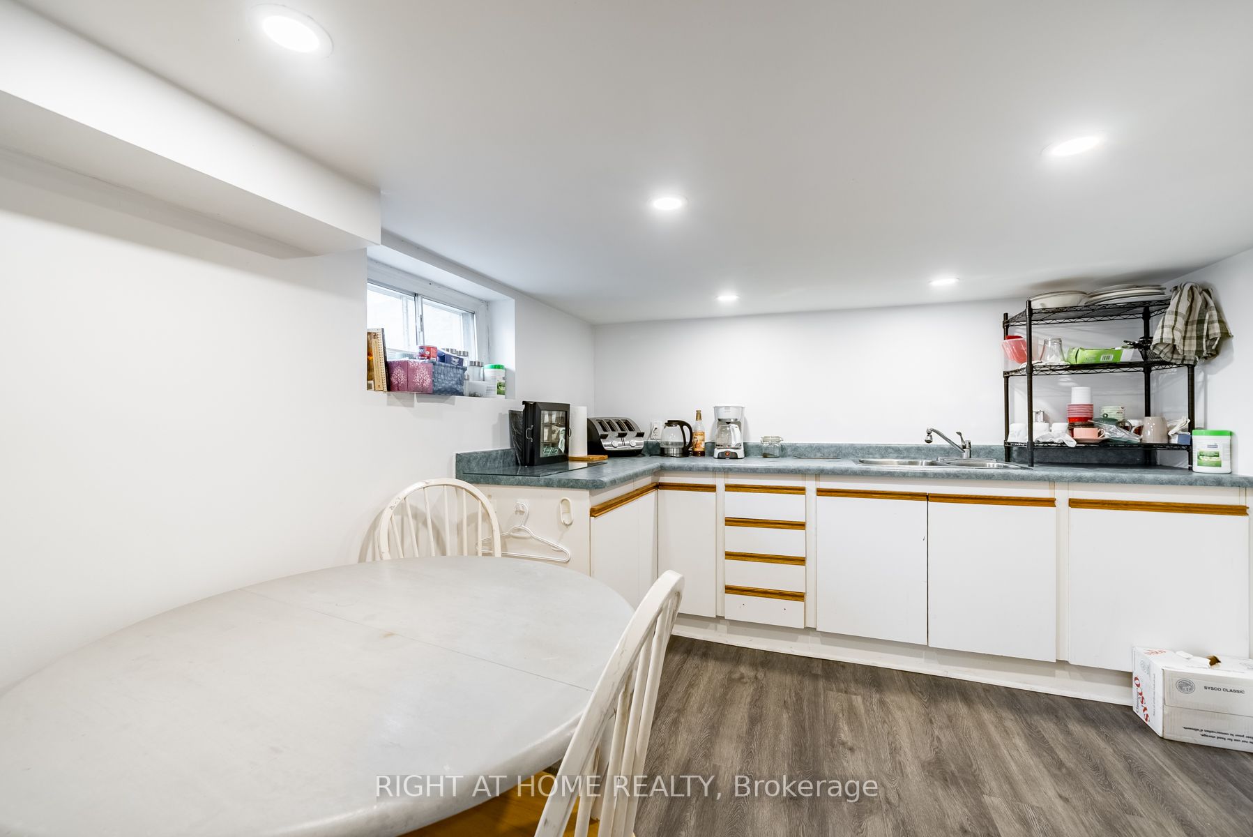 118 John St E