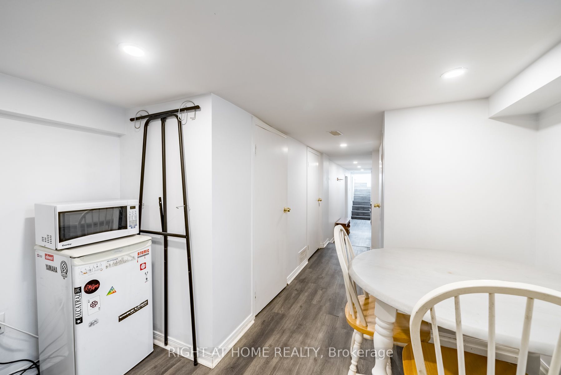 118 John St E