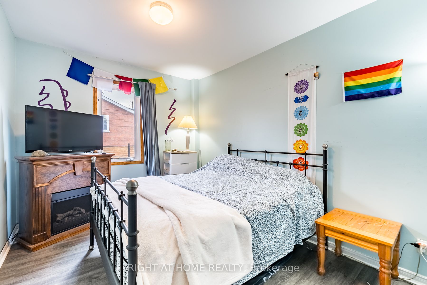 118 John St E