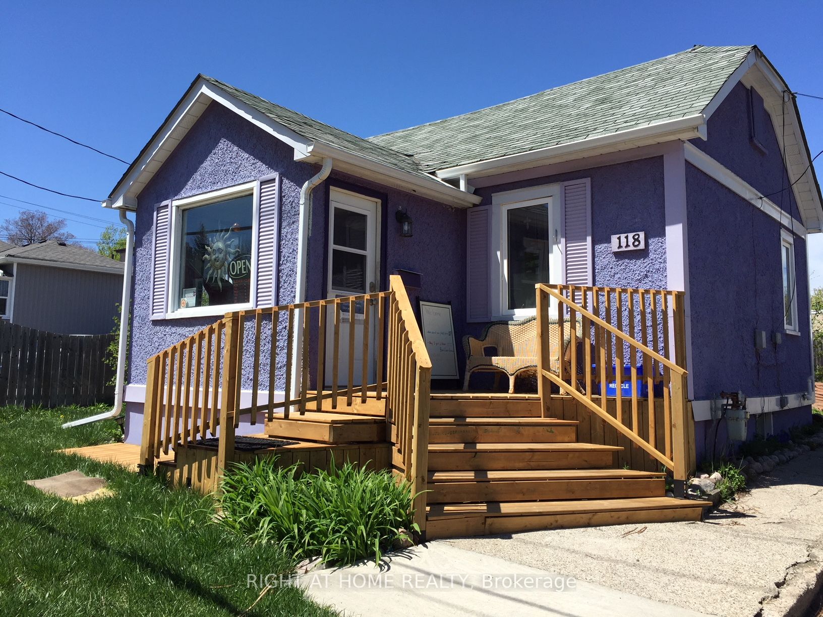 118 John St E