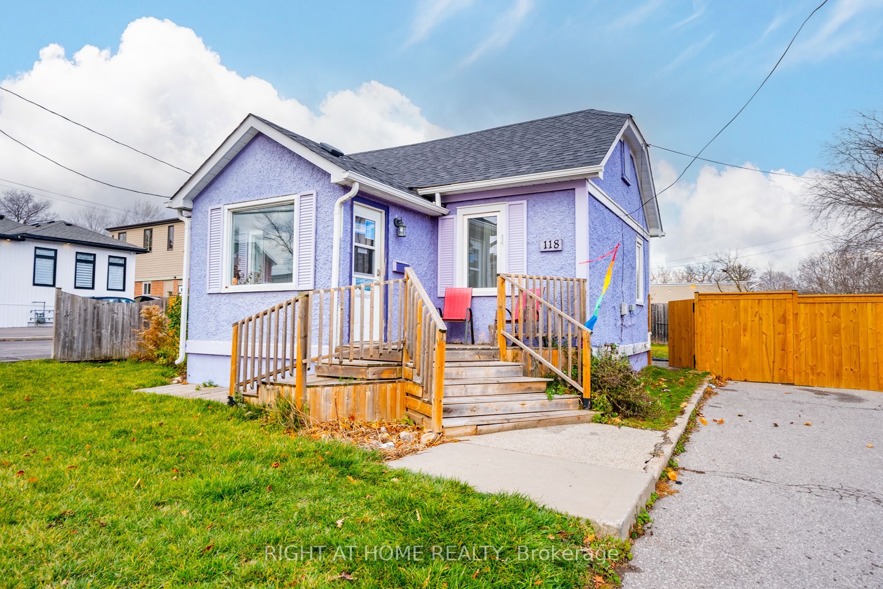118 John St E