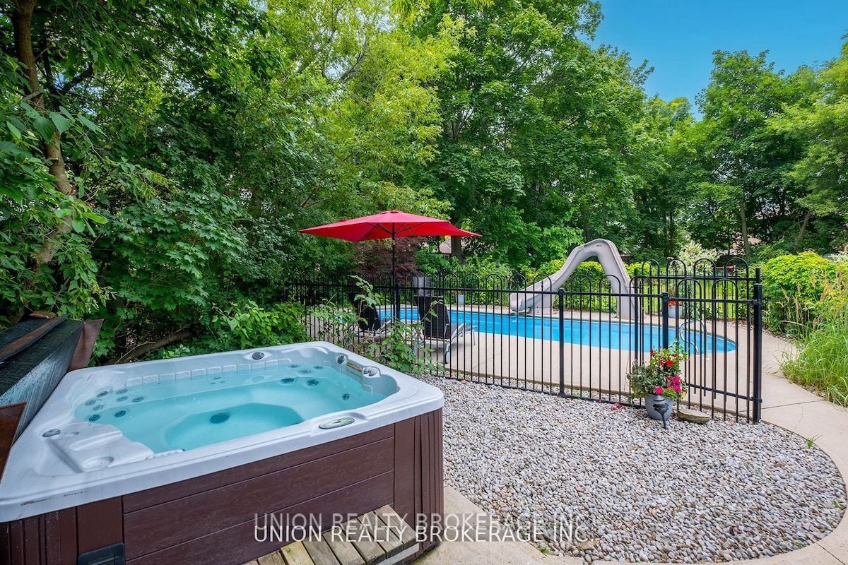 64 Dunstall Cres