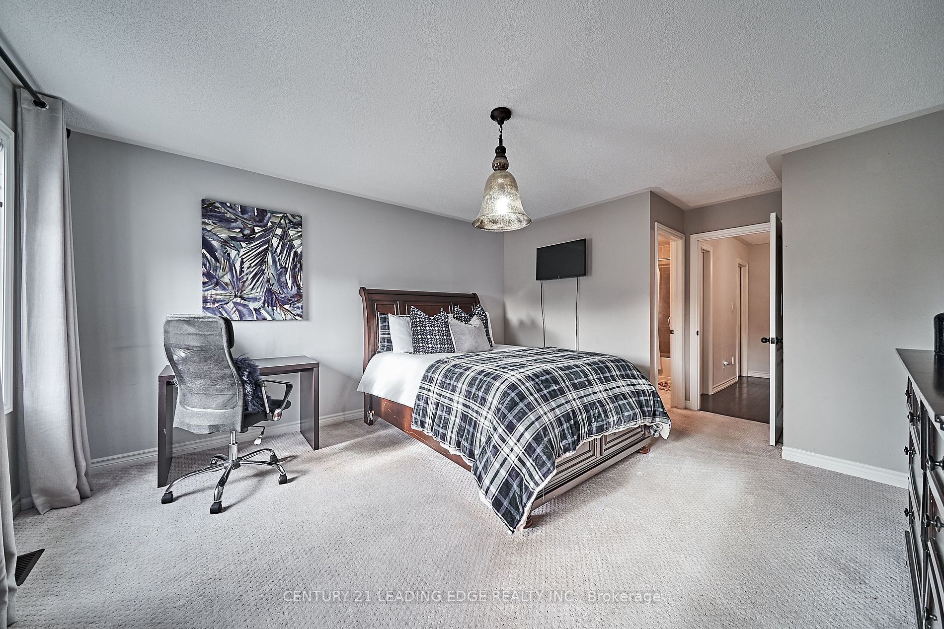 6 North Glen Blvd
