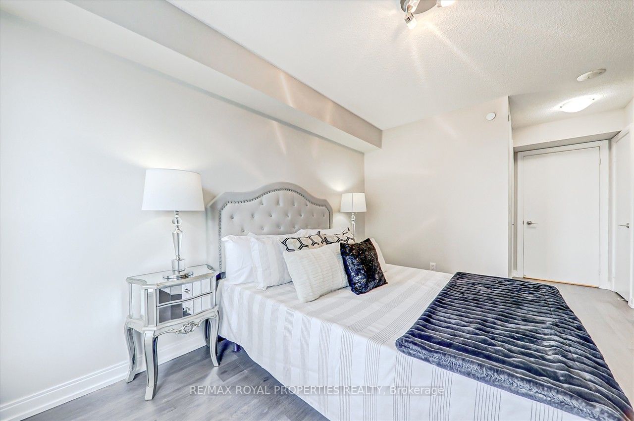 255 Village Green Sq, #2103