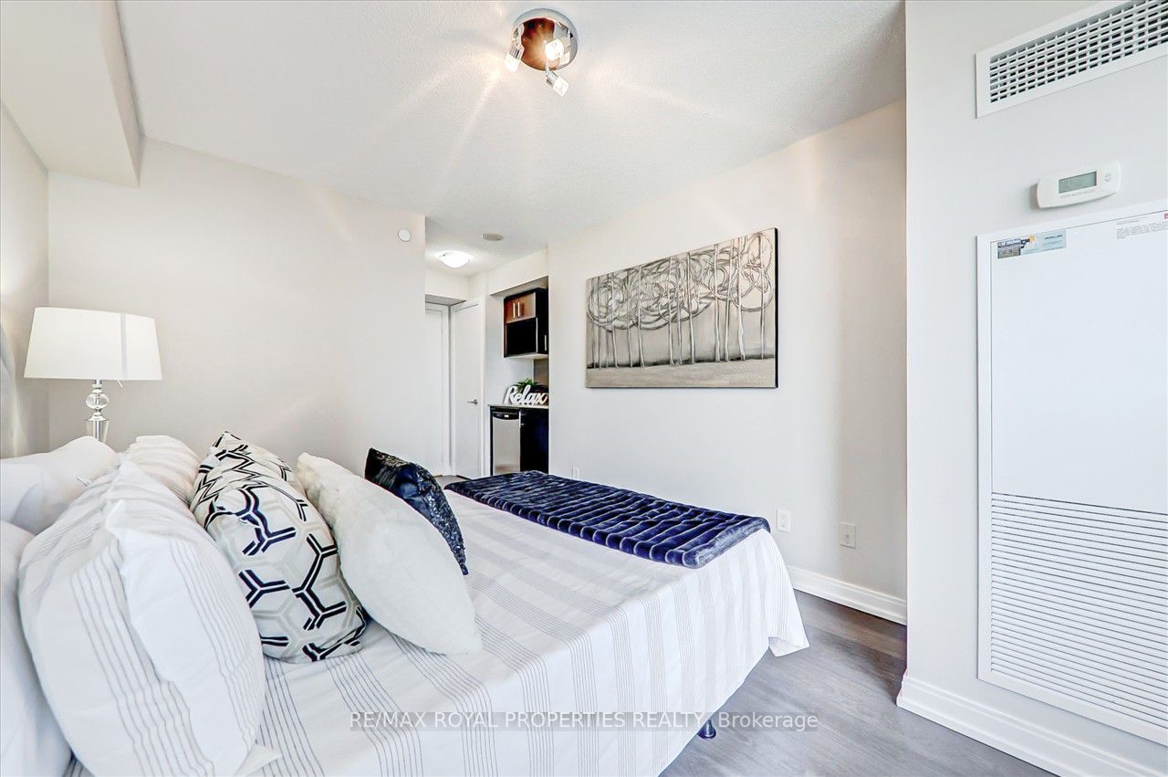 255 Village Green Sq, #2103