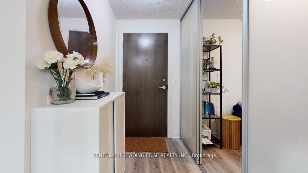 125 Village Green Sq, #806