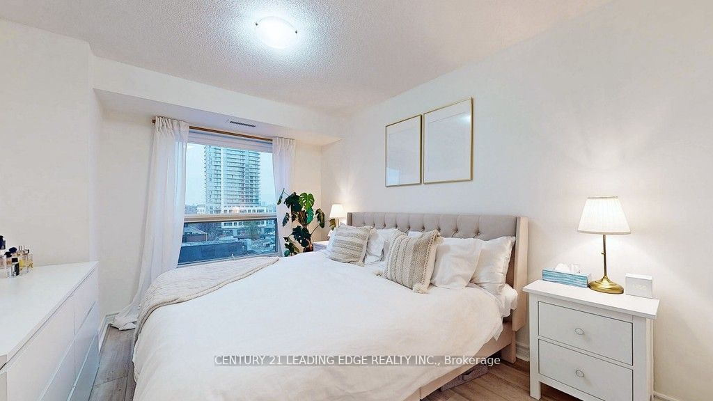 125 Village Green Sq, #806