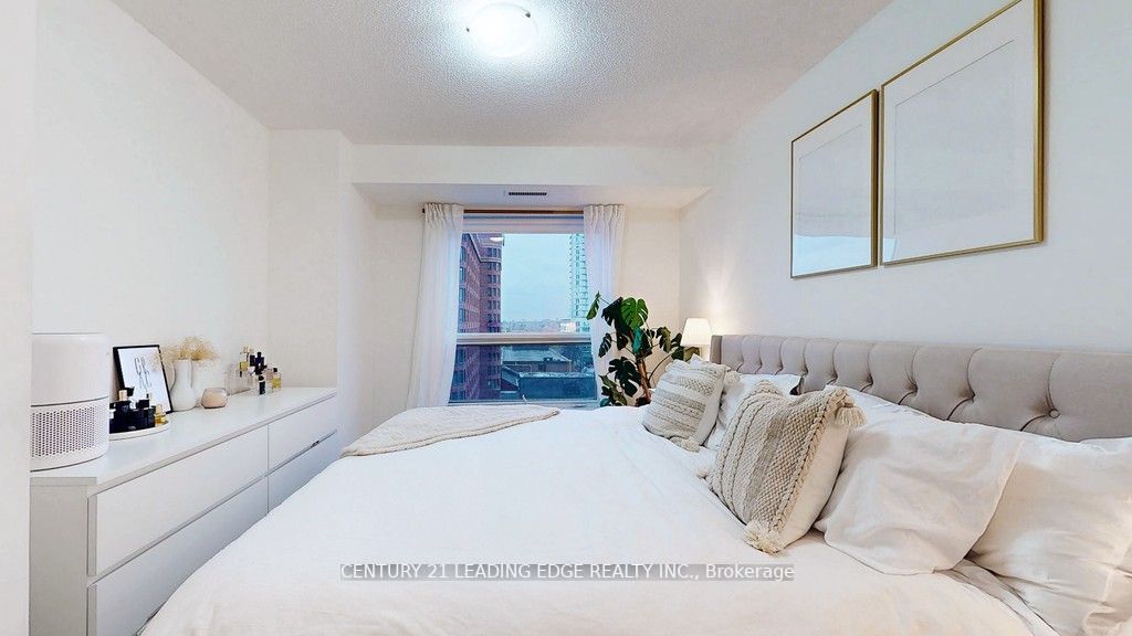 125 Village Green Sq, #806