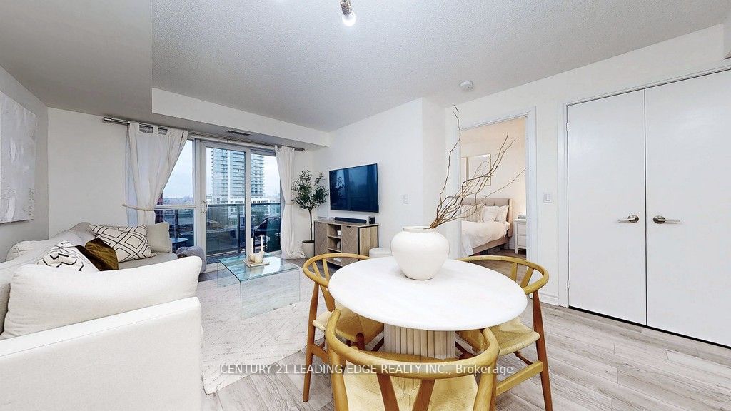 125 Village Green Sq, #806
