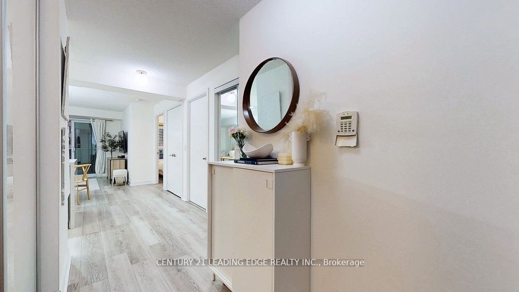 125 Village Green Sq, #806