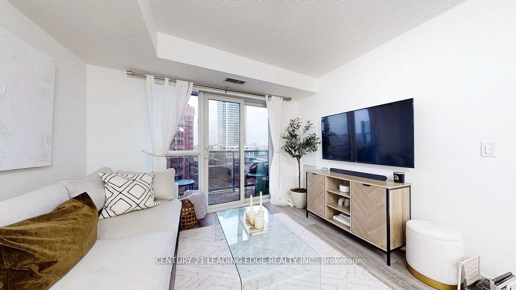 125 Village Green Sq, #806