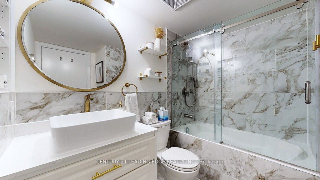125 Village Green Sq, #806