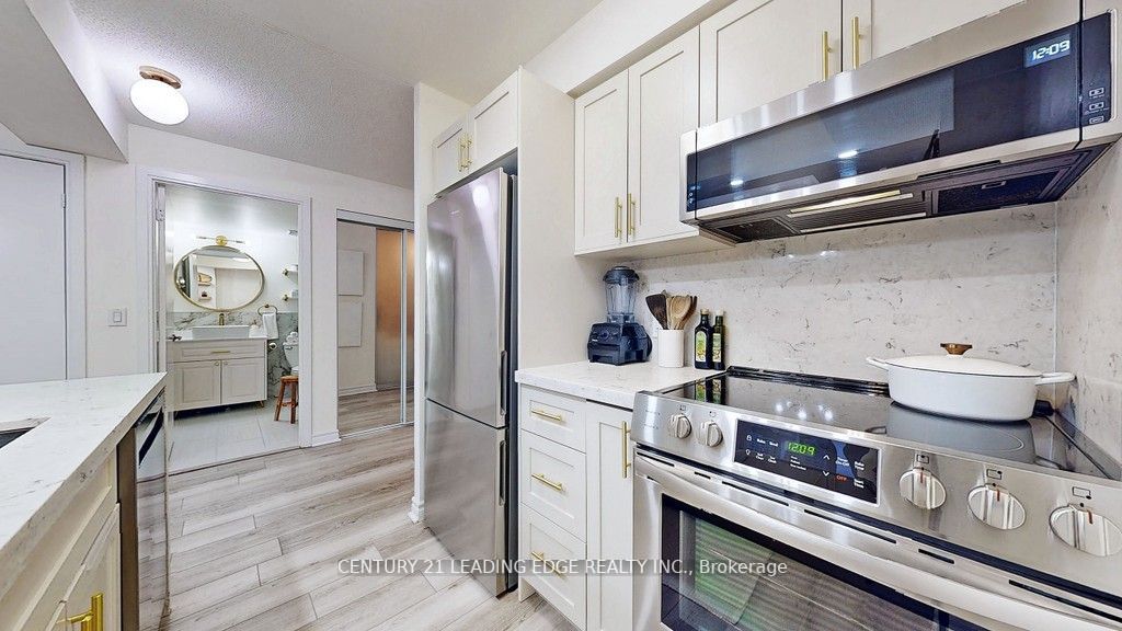 125 Village Green Sq, #806