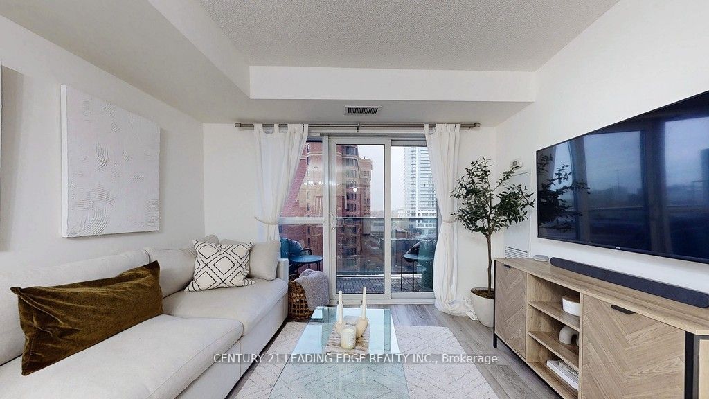 125 Village Green Sq, #806