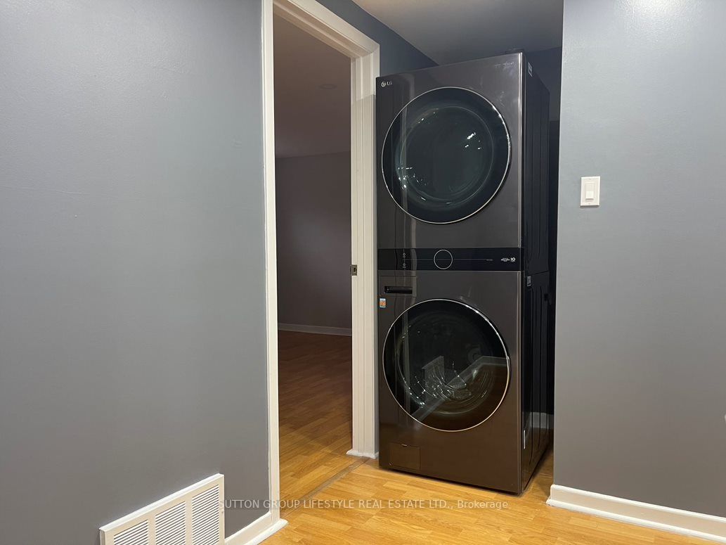390 Camelot Crt