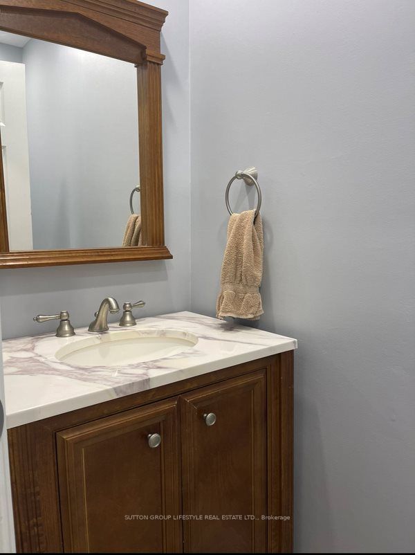 390 Camelot Crt