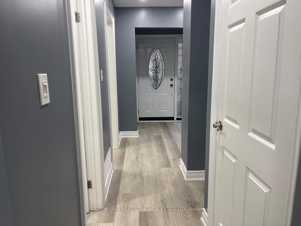 390 Camelot Crt