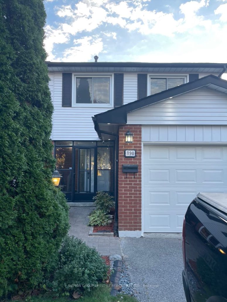 390 Camelot Crt