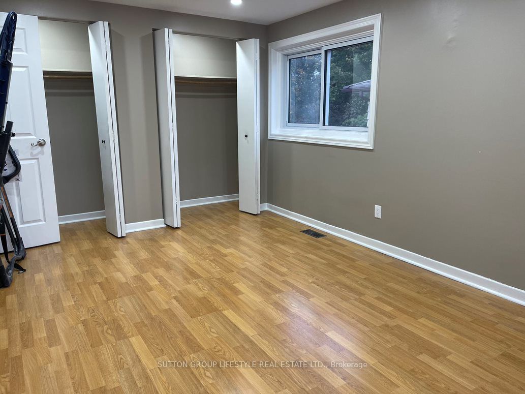 390 Camelot Crt