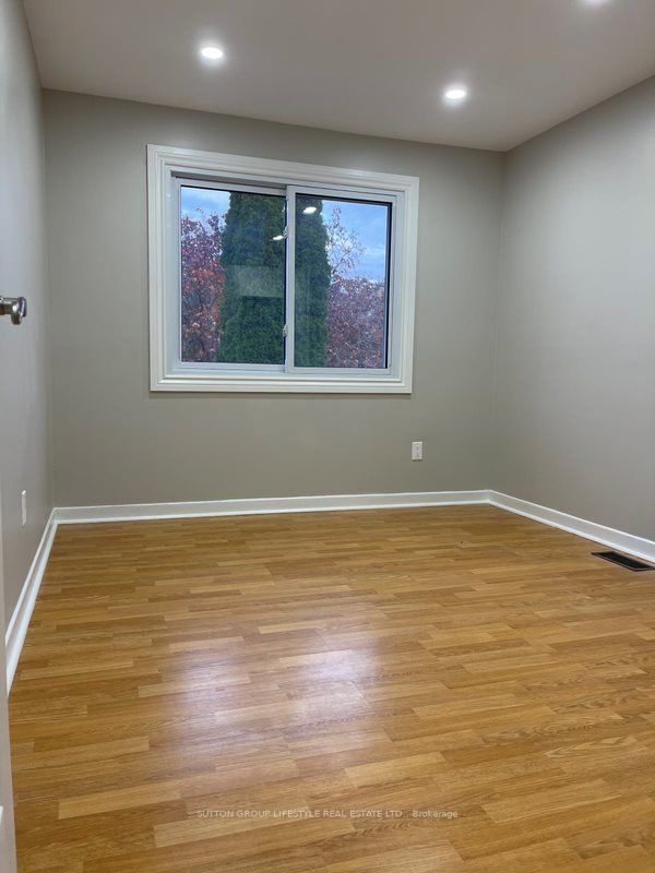 390 Camelot Crt