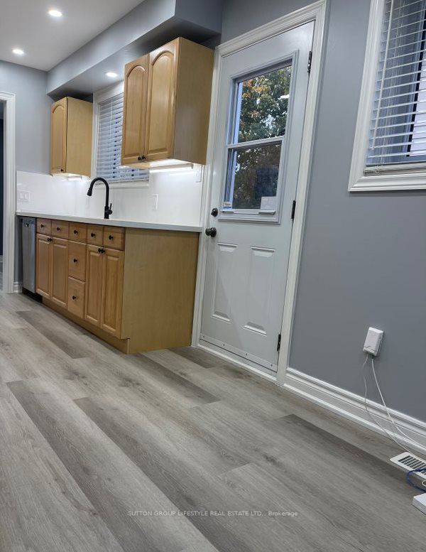 390 Camelot Crt