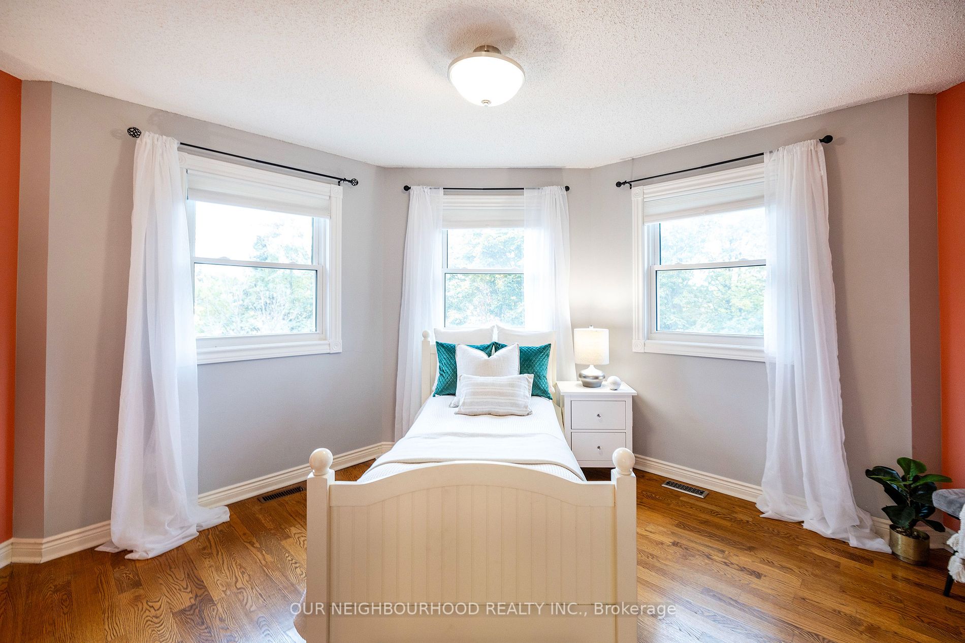 1 Mulholland Crt