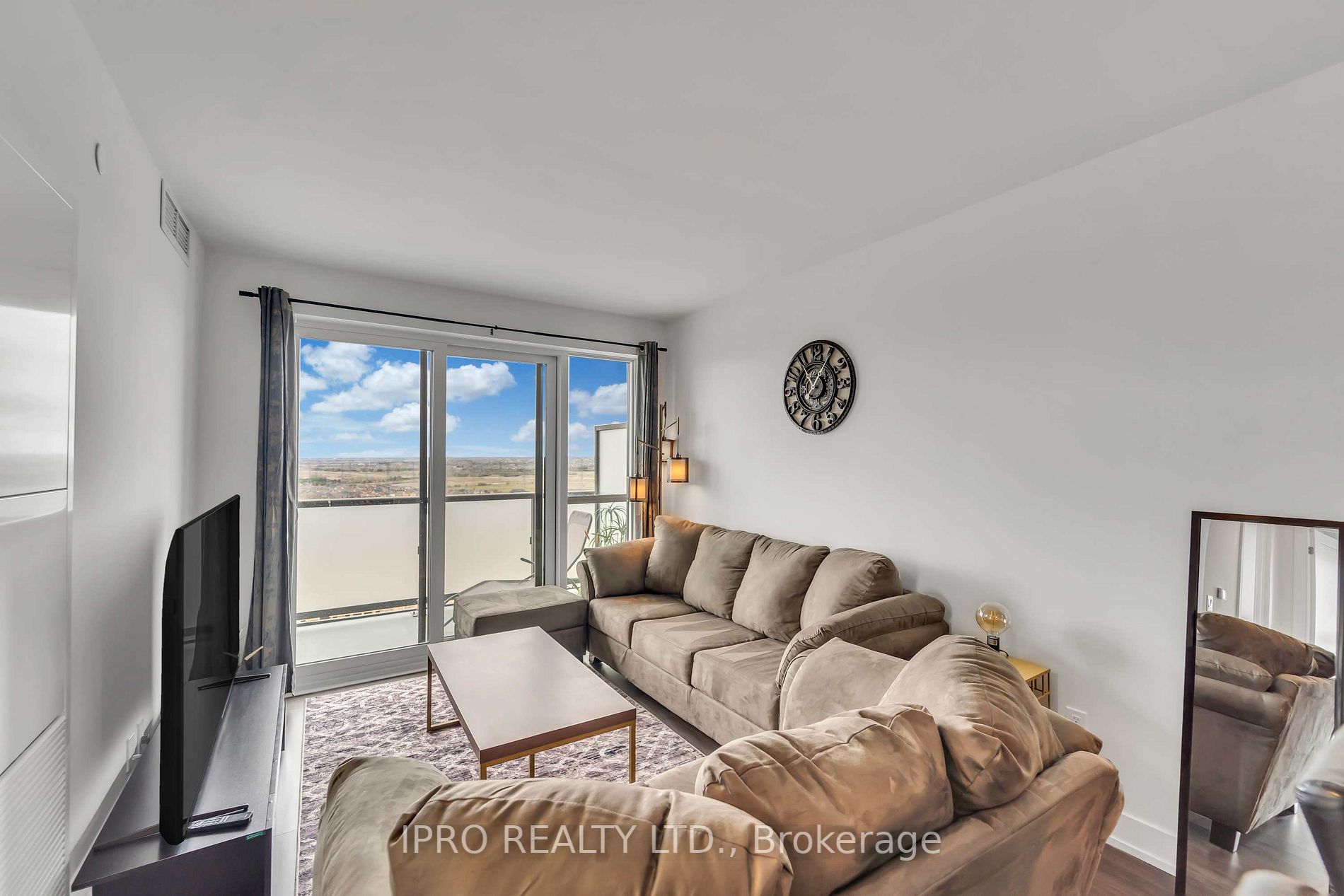 2550 Simcoe Street N, #1917