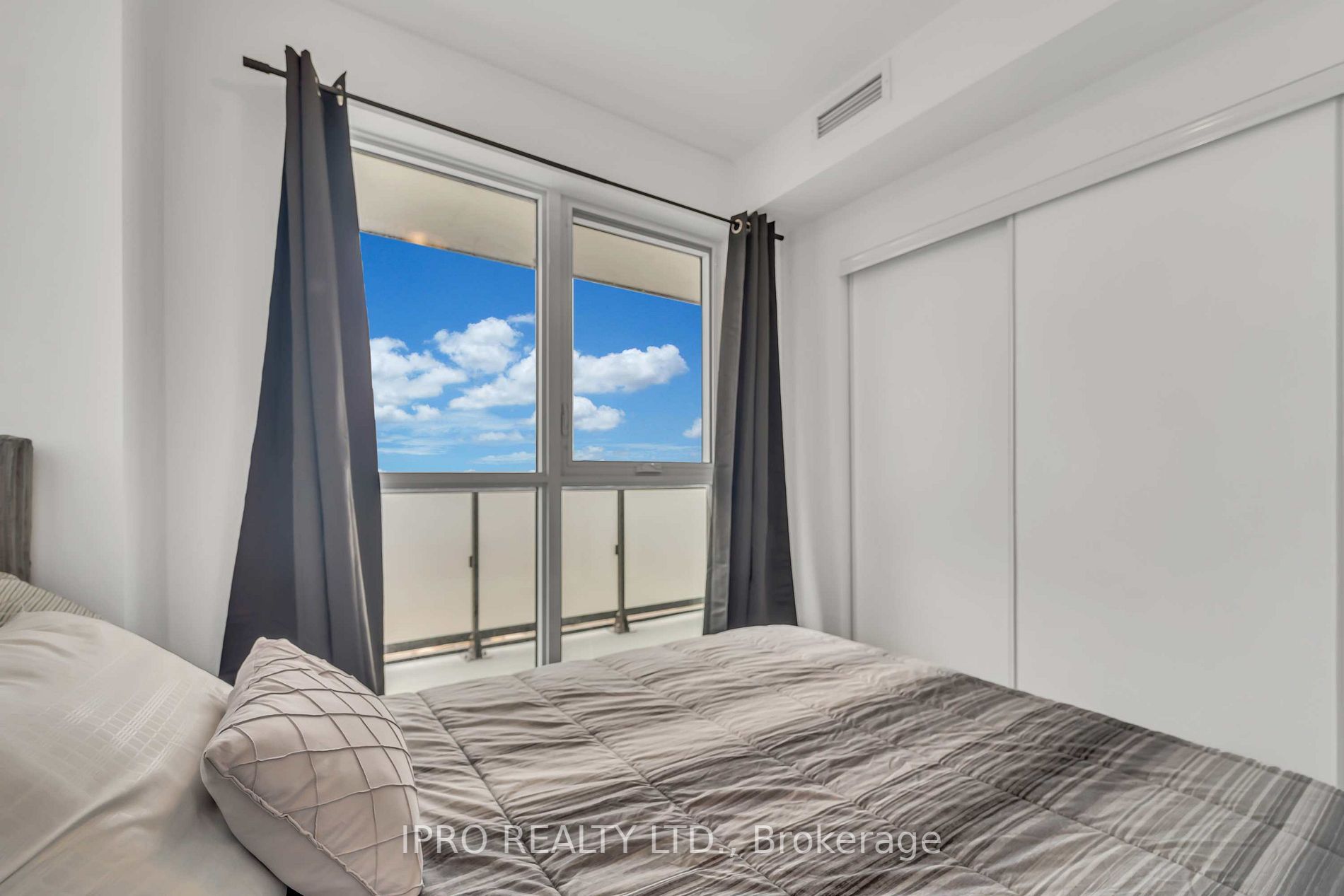 2550 Simcoe Street N, #1917