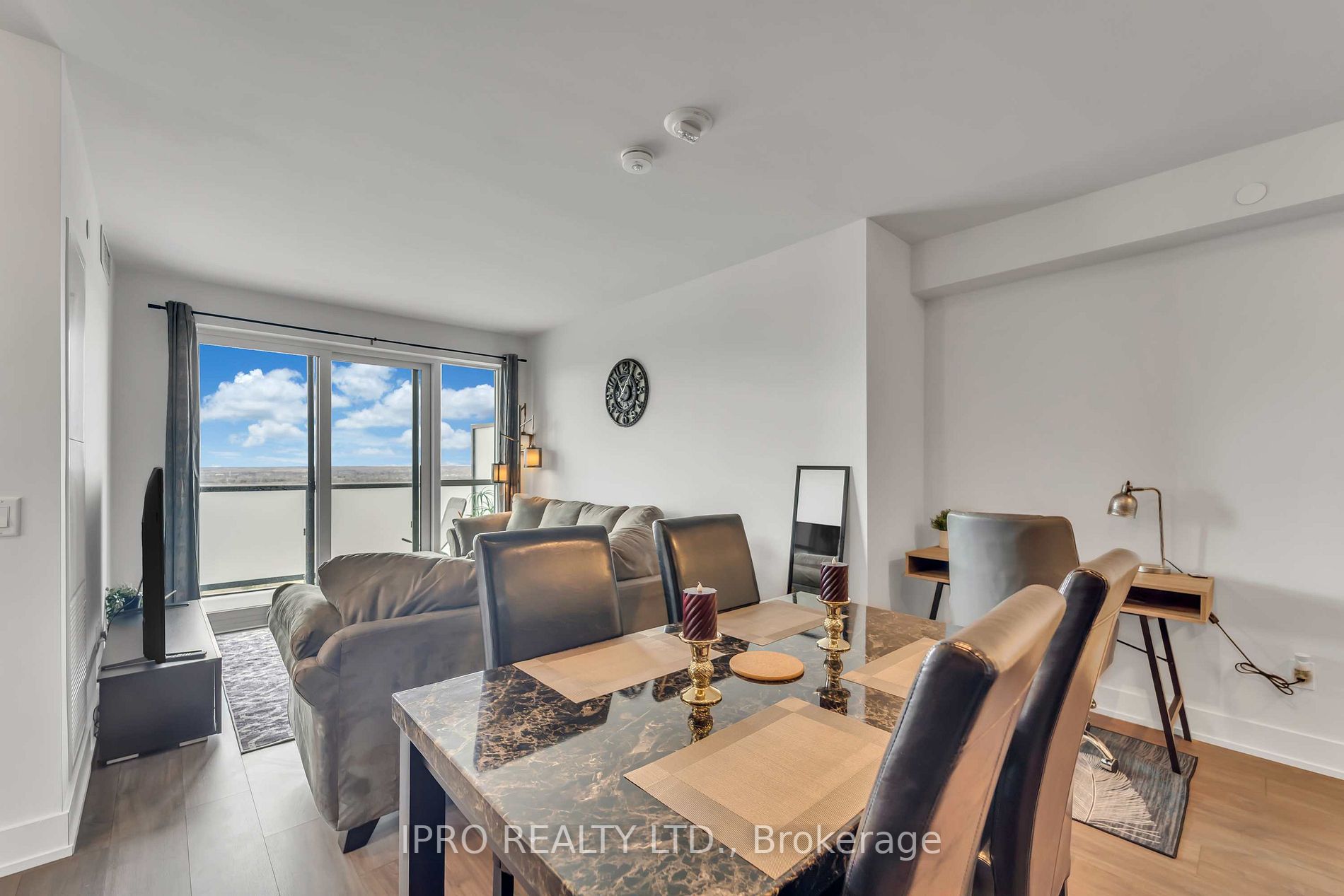 2550 Simcoe Street N, #1917