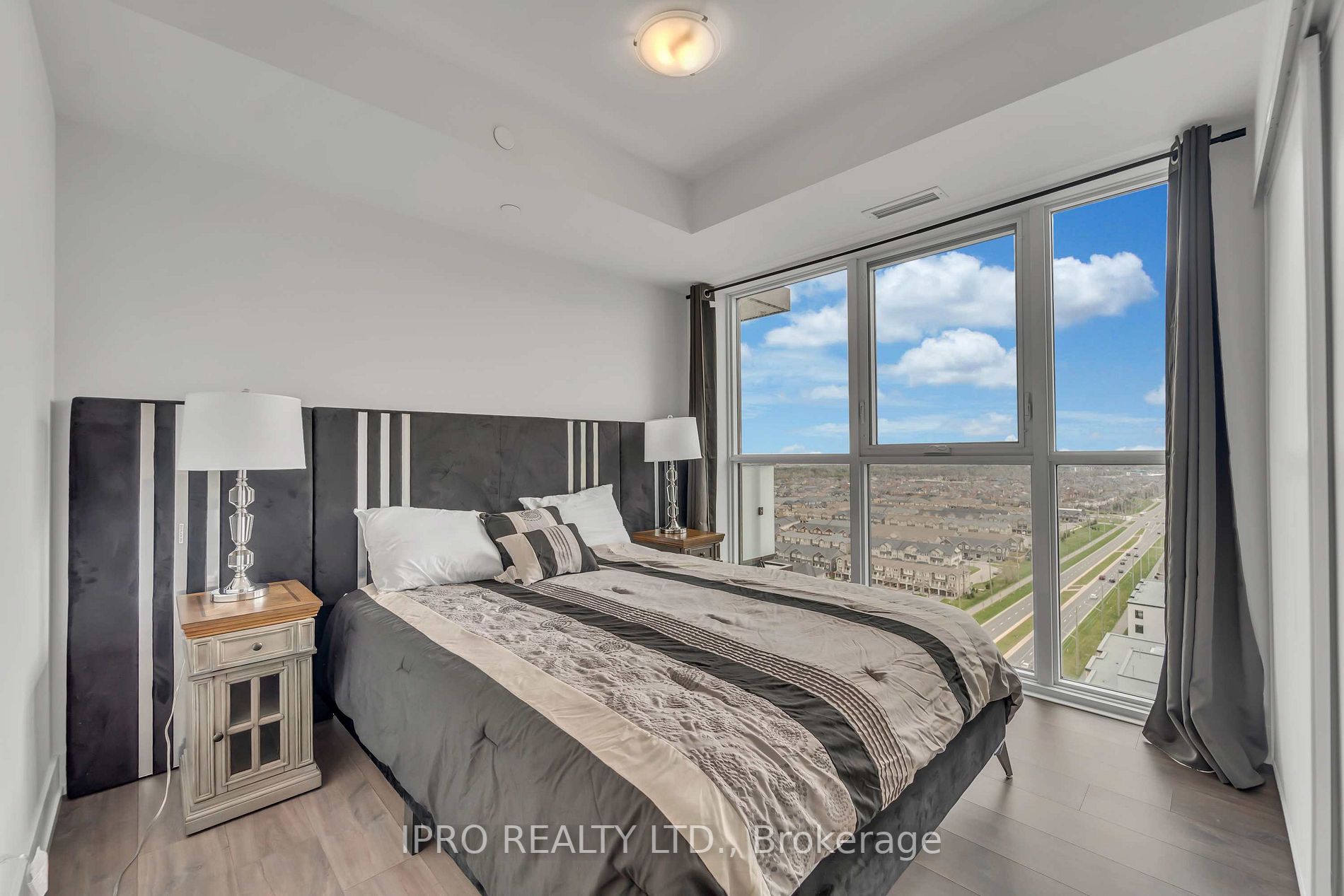 2550 Simcoe Street N, #1917