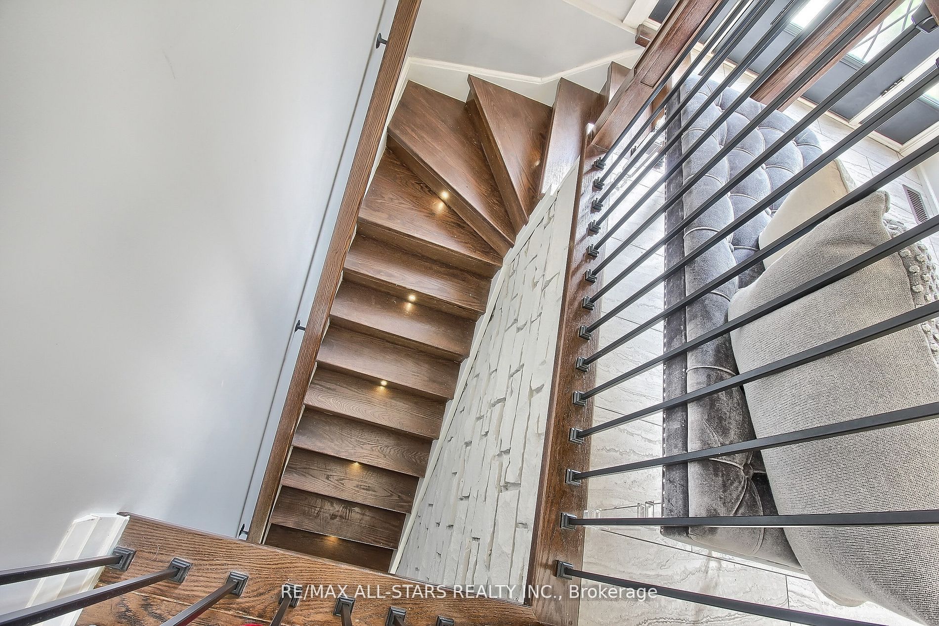215 Uxbridge Pickering Line