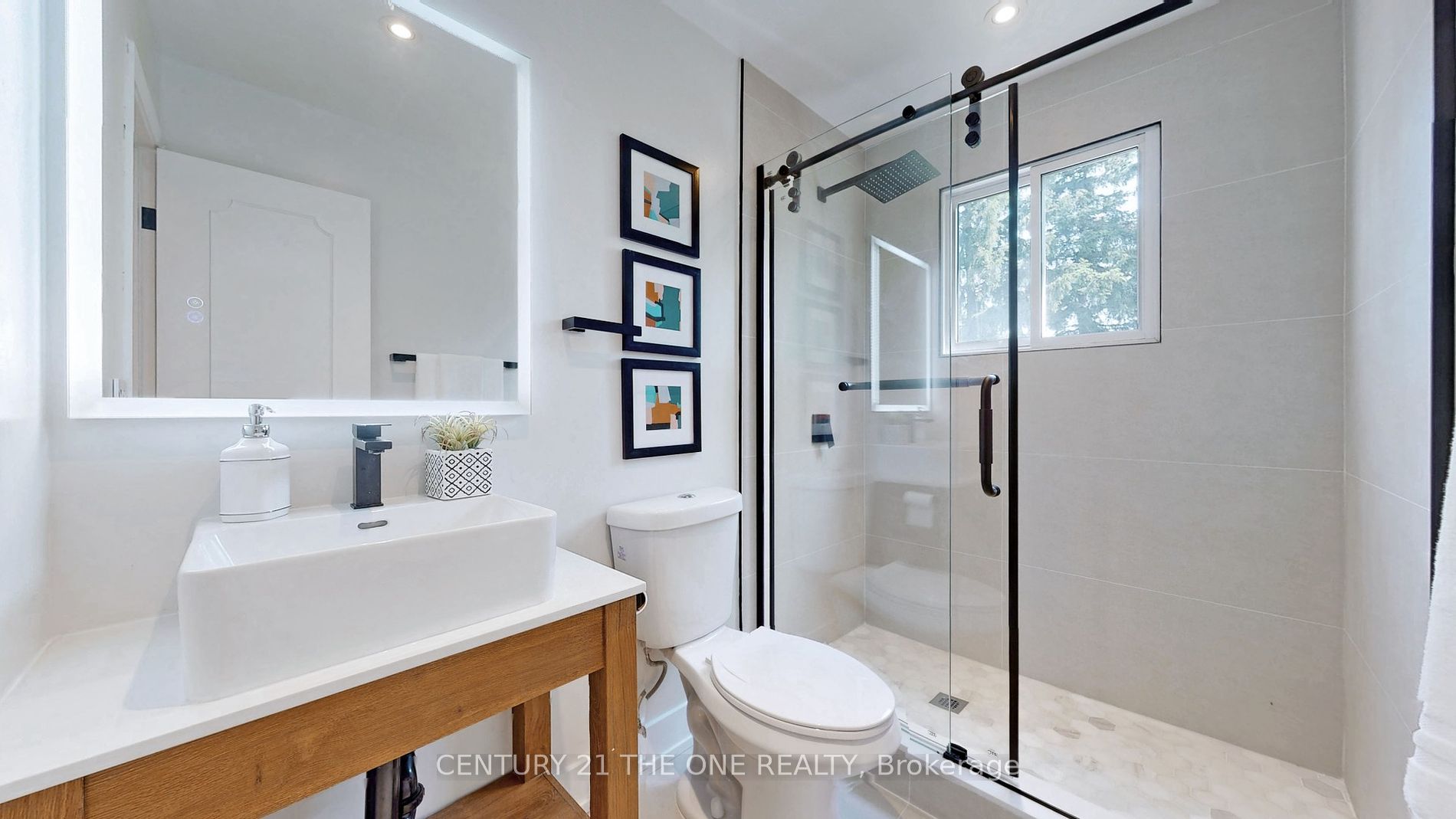 647 Capilano Cres, #Main Fl