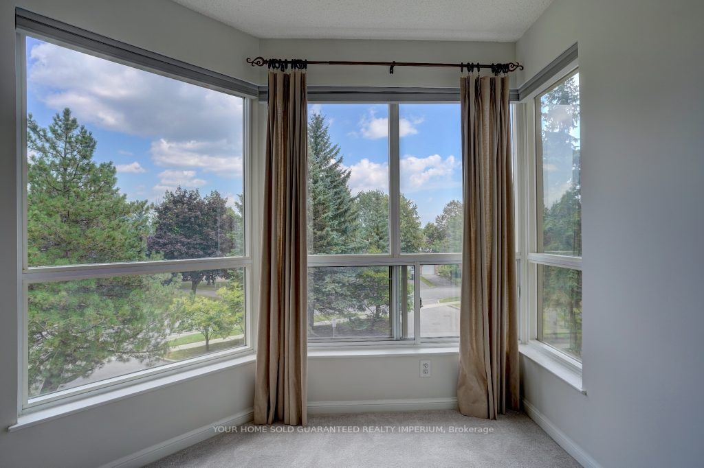 712 Rossland Rd E, #315