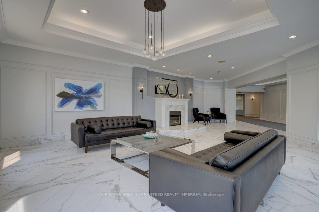 712 Rossland Rd E, #315