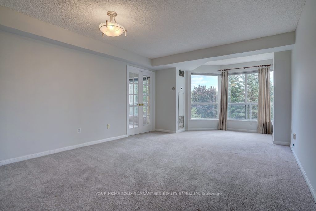 712 Rossland Rd E, #315