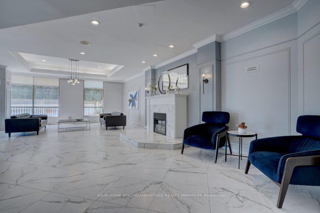 712 Rossland Rd E, #315