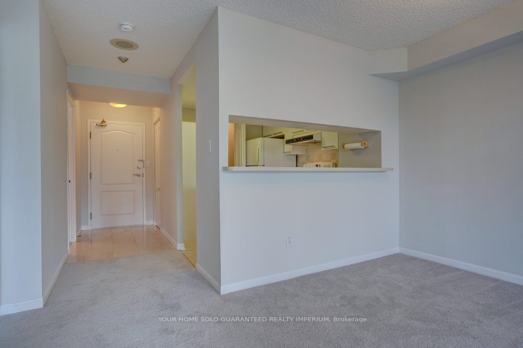 712 Rossland Rd E, #315