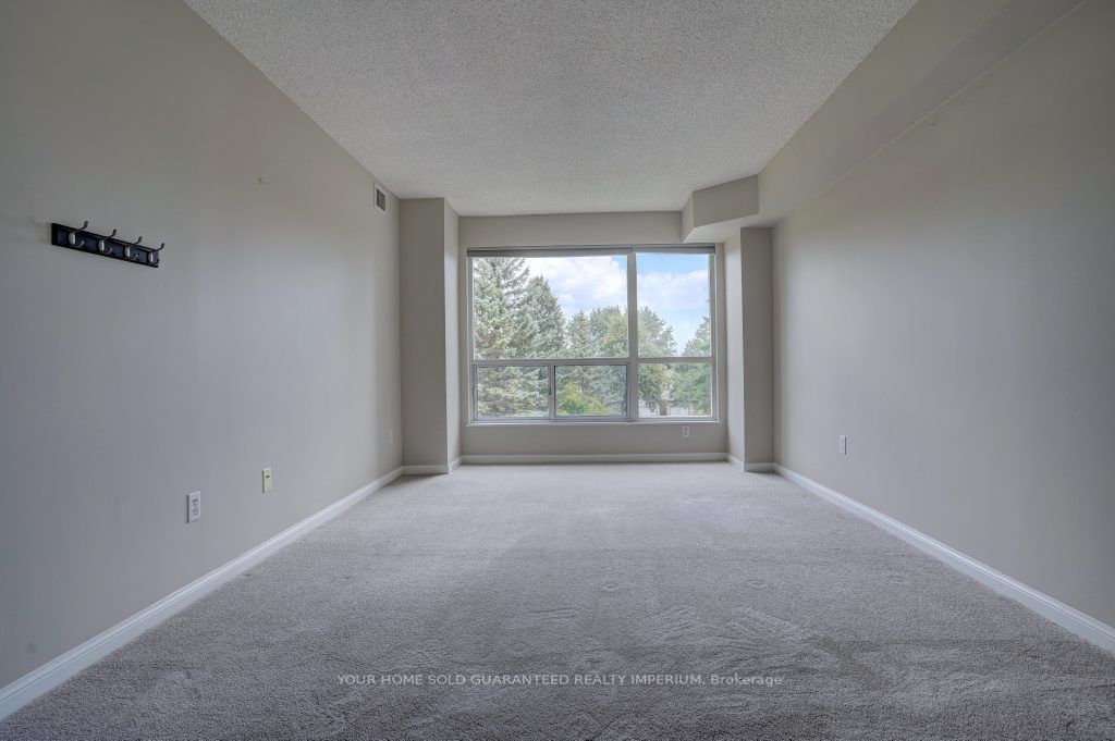712 Rossland Rd E, #315