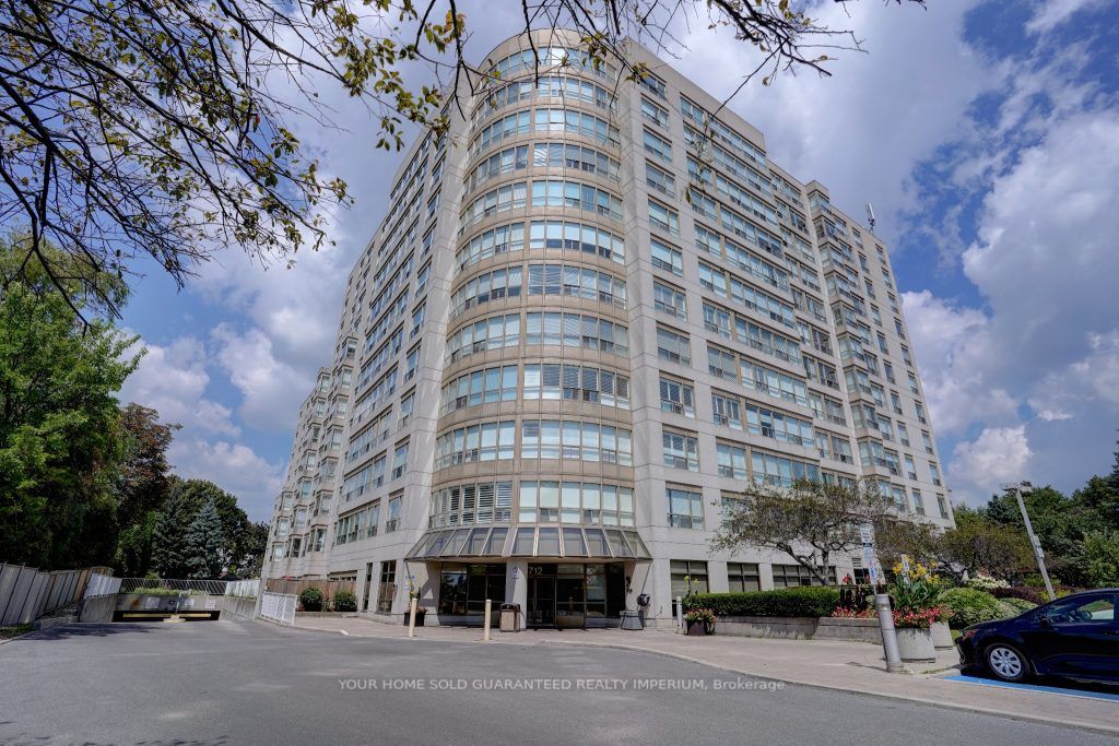712 Rossland Rd E, #315