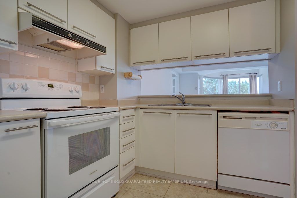 712 Rossland Rd E, #315