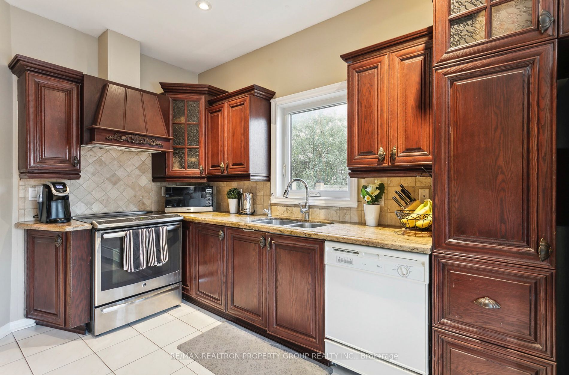 1592 Deerhurst Crt