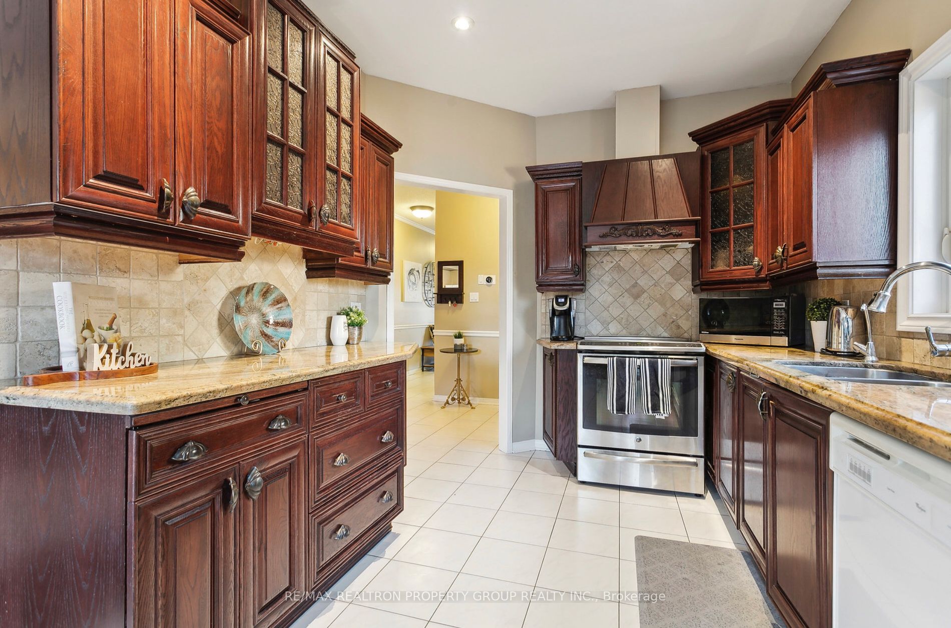 1592 Deerhurst Crt