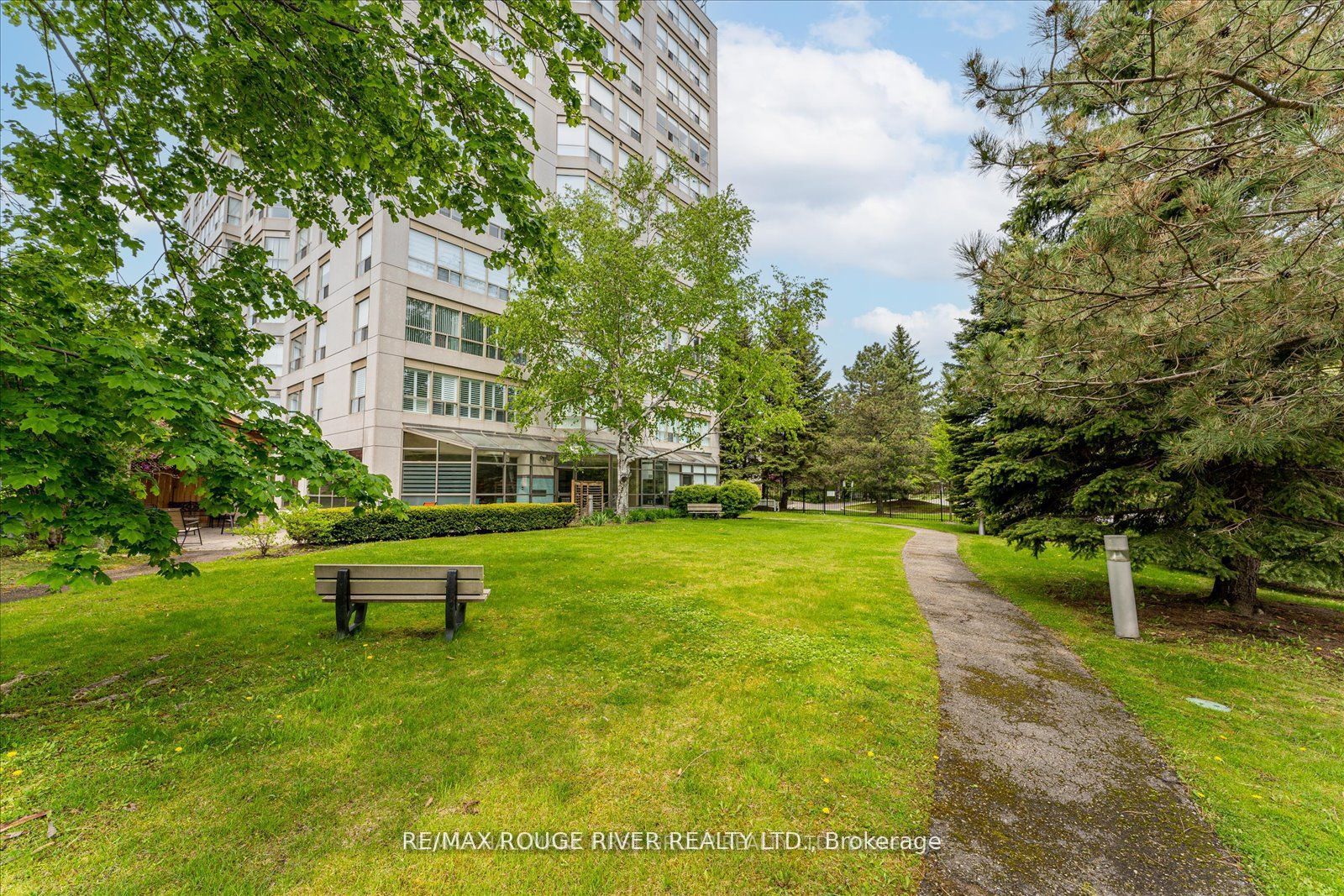 712 Rossland Rd E, #608