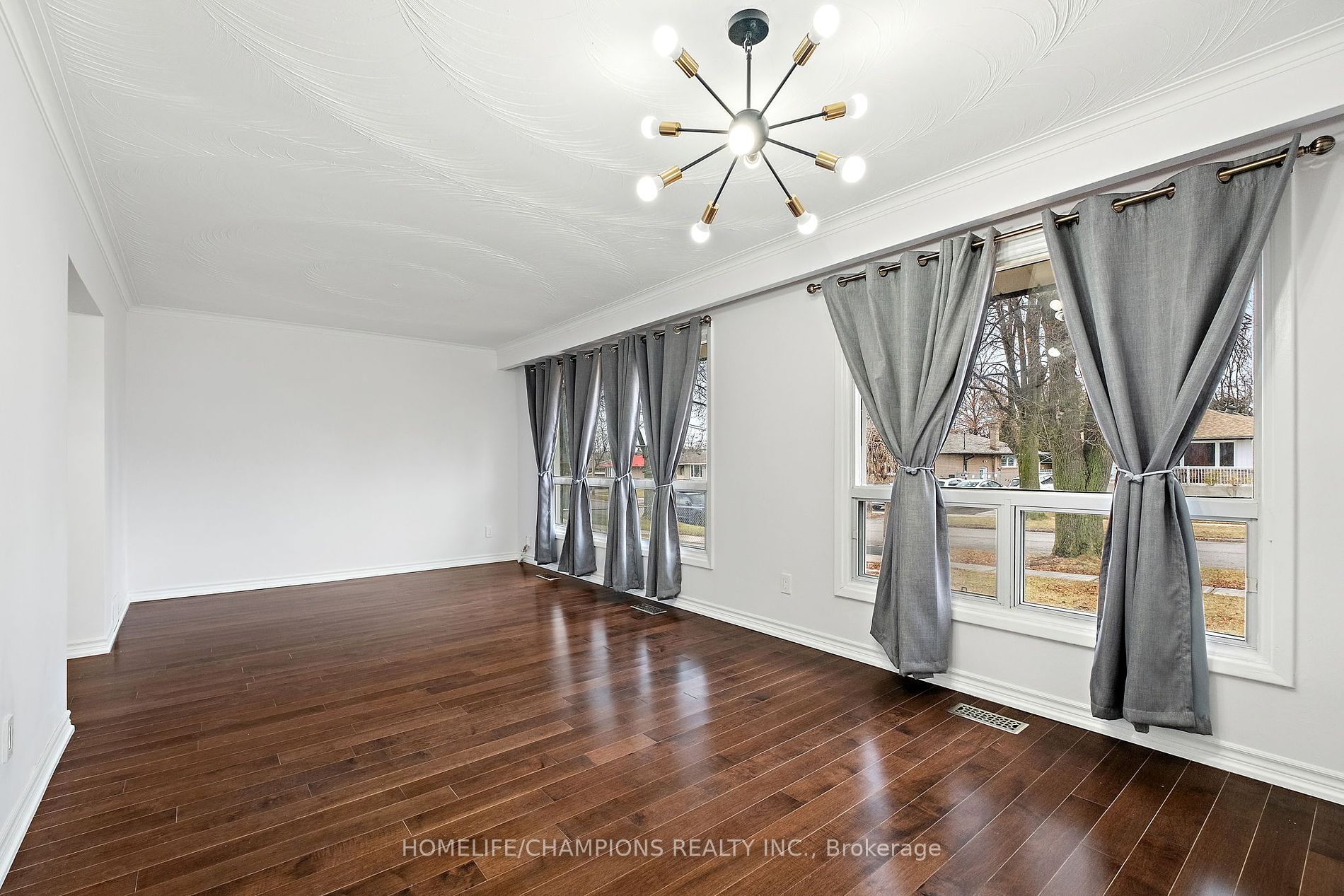 15 Stonehenge Crescent
