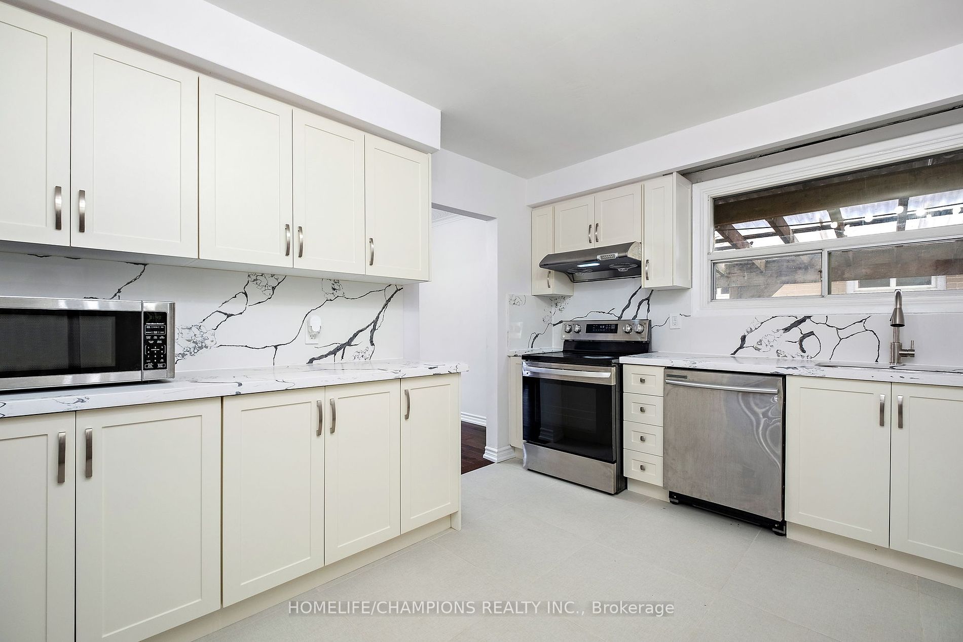 15 Stonehenge Crescent
