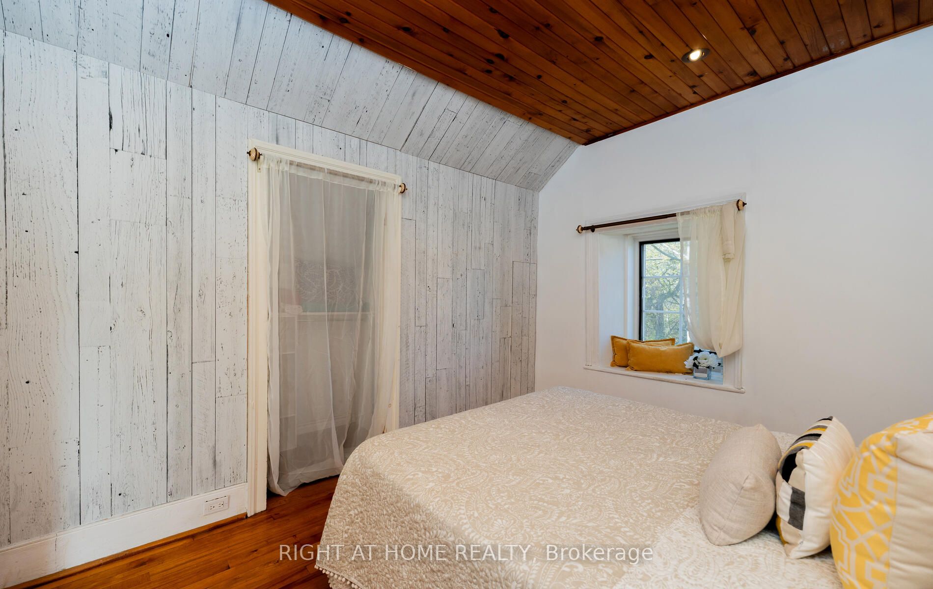 2319 Wildwood Cres