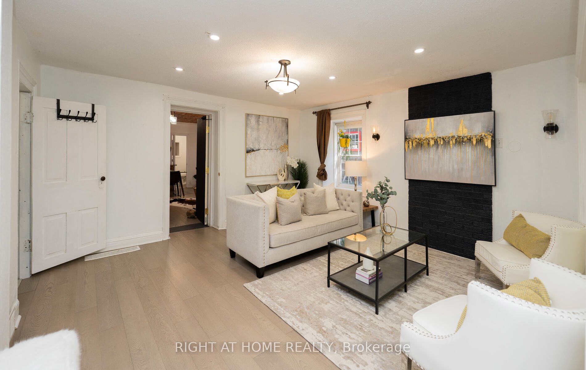 2319 Wildwood Cres