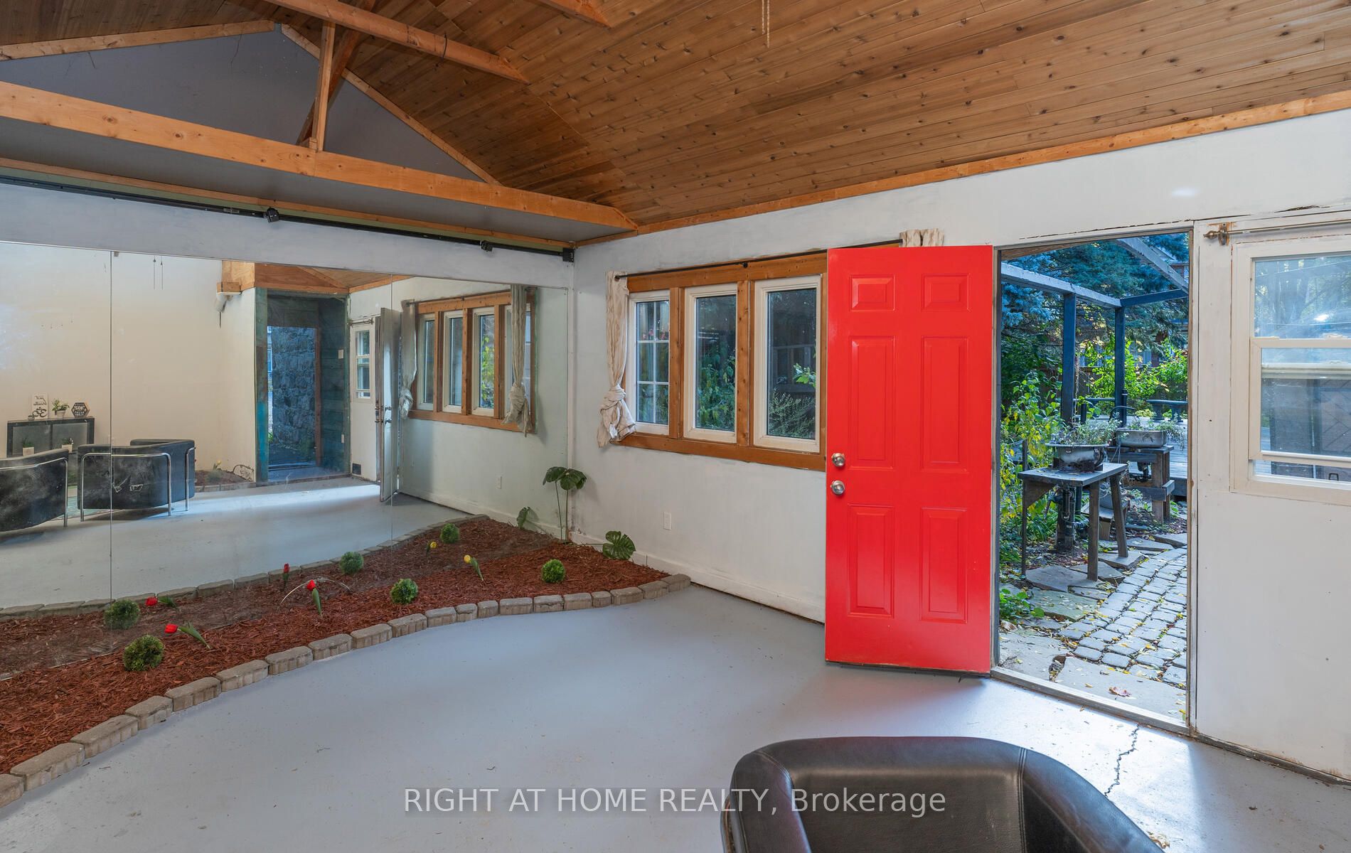 2319 Wildwood Cres