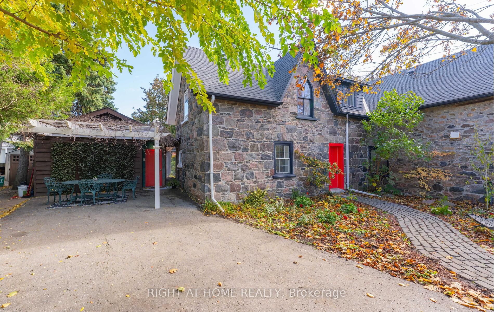 2319 Wildwood Cres